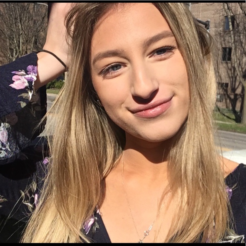 Meet your Posher, Caitlin